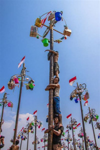 Panjat Pinang Meriah